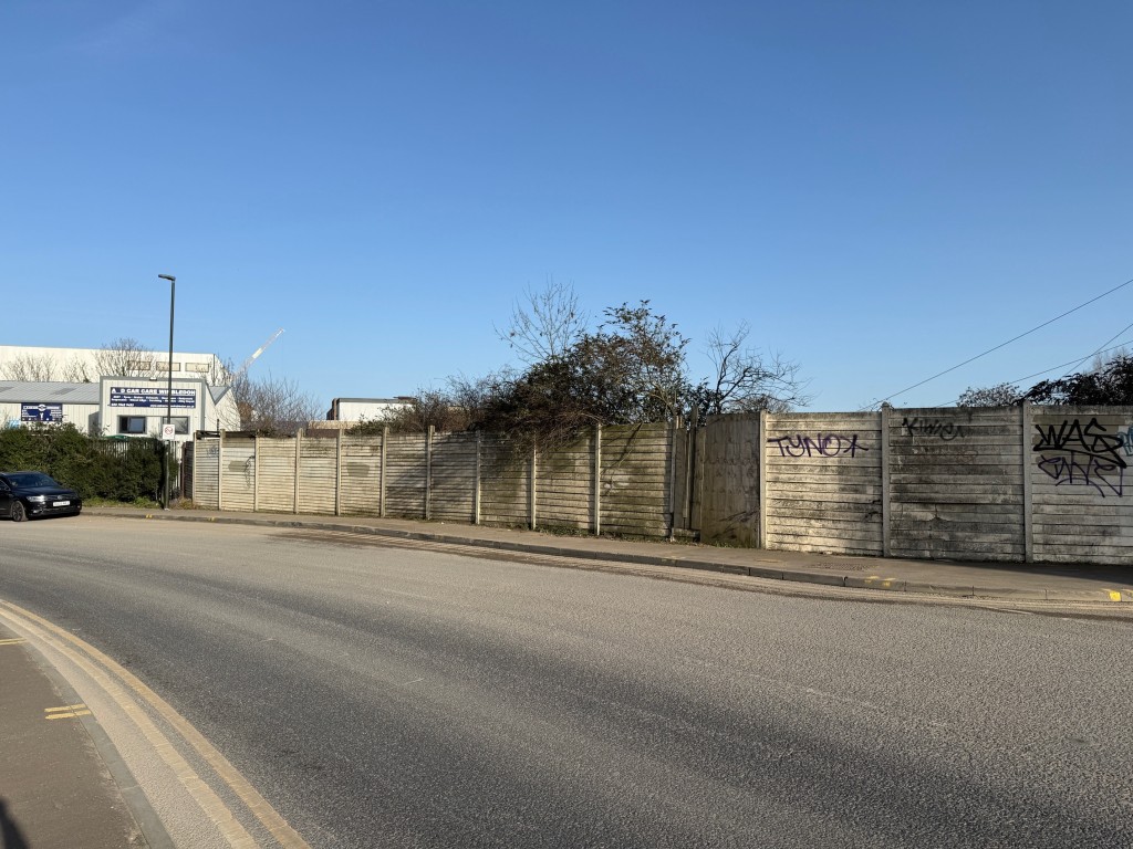 Lot: 101 - VACANT PARCEL OF FREEHOLD LAND - Boundary of the land fronting Weir Road